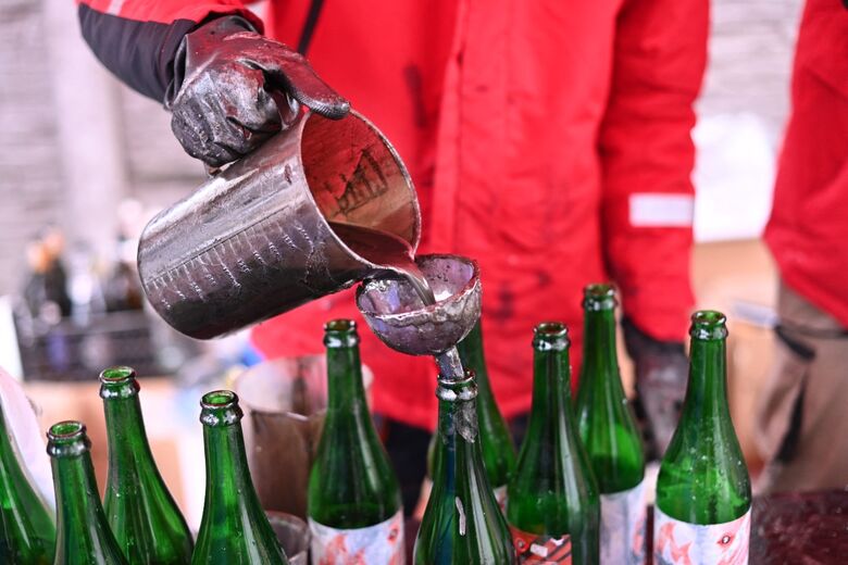 Cervejaria da Ucrânia passam a produzir coquetéis molotov para resistir ao exército russo - Foto: Daniel Leal/AFP