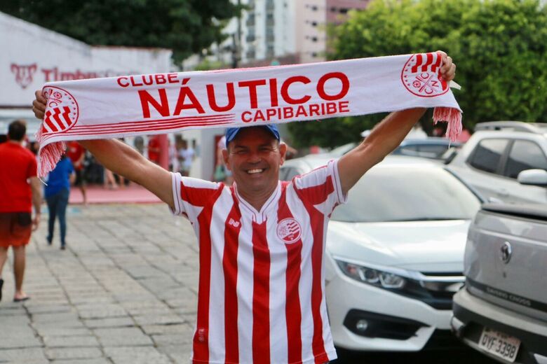 Torcedor Márcio Moraes em concentração alvirrubra na sede dos Aflitos. Foto: Marconi Meireles/Folha de Pernambuco