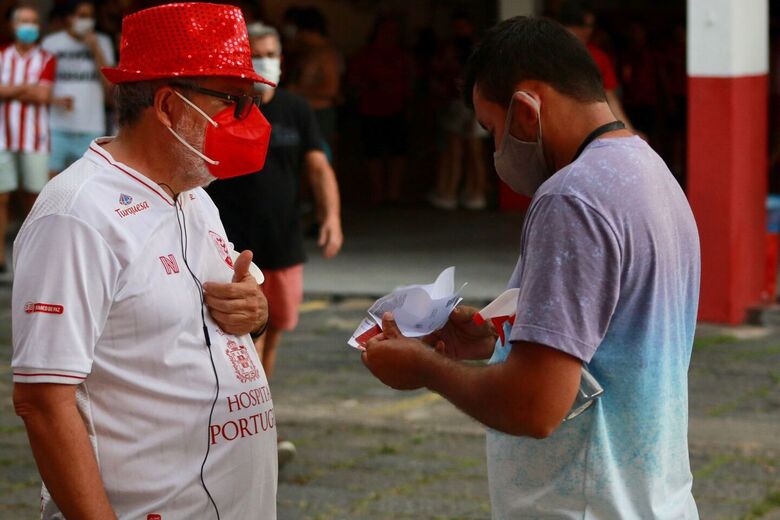 Torcedores apresentam documentação exigida para entrar nos Aflitos. Na foto, alvirrubro Edilson Queiroz. Foto: Marconi Meireles/Folha de Pernambuco