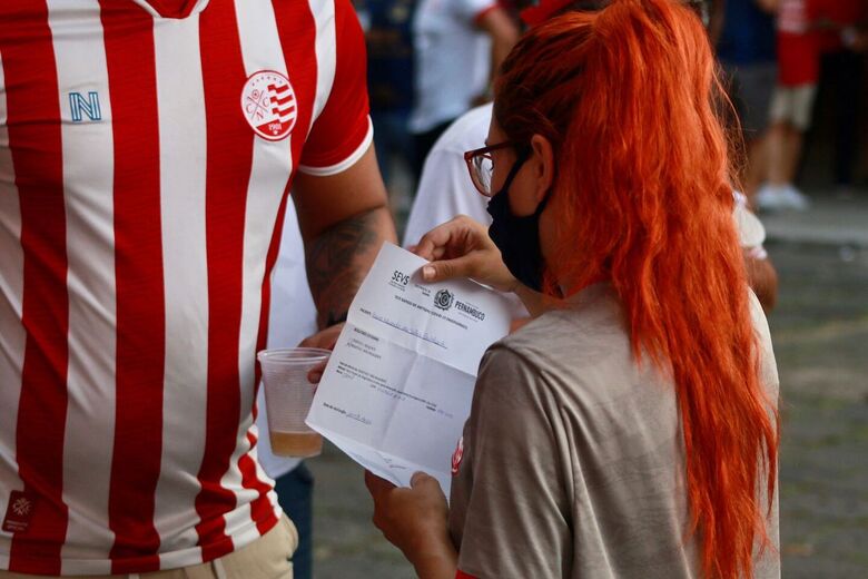 Torcedores apresentam documentação exigida para entrar nos Aflitos. Foto: Marconi Meireles/Folha de Pernambuco