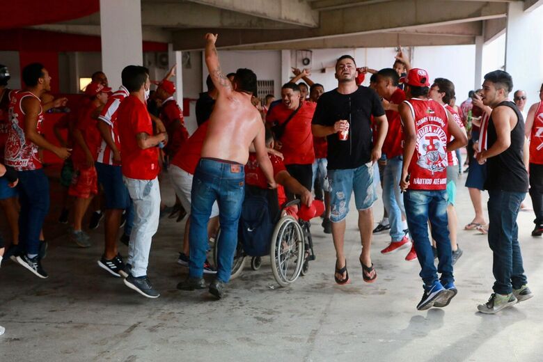 Movimentação antes do Clássico dos Clássicos na sede dos Aflitos. Foto: Marconi Meireles/Folha de Pernambuco