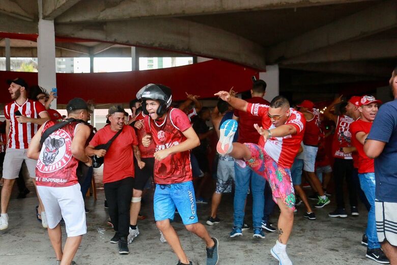 Movimentação antes do Clássico dos Clássicos na sede dos Aflitos. Foto: Marconi Meireles/Folha de Pernambuco
