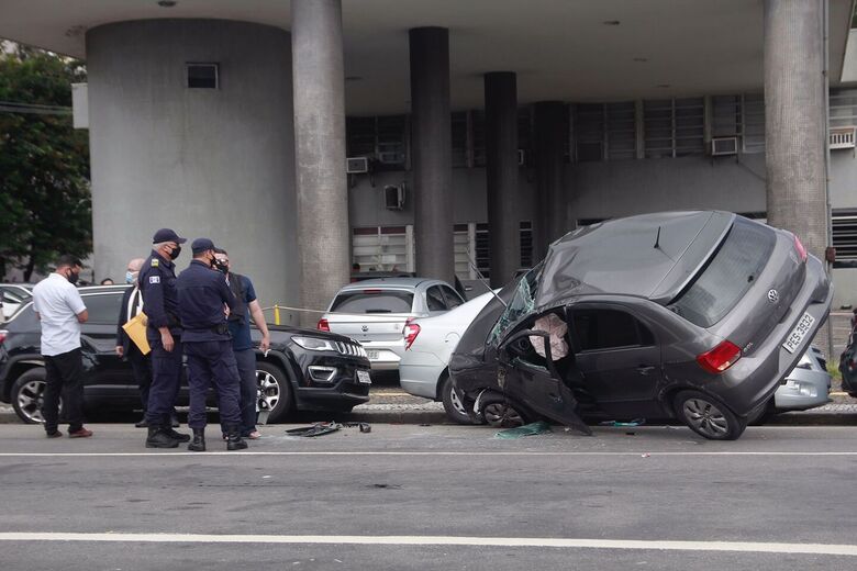 Colisão ocorreu em frente ao prédio da Secretaria da Fazenda (Foto: Melissa Fernandes/Folha de Pernambuco)