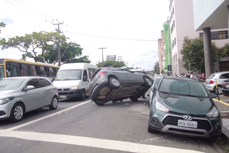 Colisão ocorreu em frente ao prédio da Secretaria da Fazenda (Foto: Melissa Fernandes/Folha de Pernambuco)