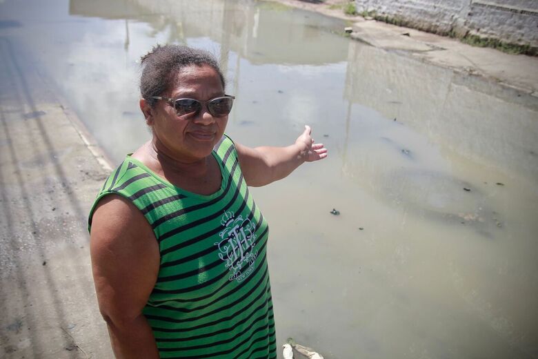 Moradores do entorno do canal do Fragoso enfrentam mais transtornos após temporal (Foto: Melissa Fernandes/Folha de Pernambuco)