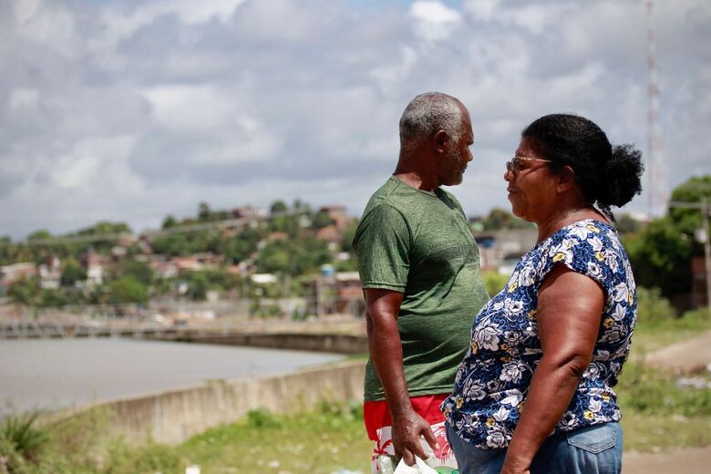 Moradores do entorno do canal do Fragoso enfrentam mais transtornos após temporal (Foto: Melissa Fernandes/Folha de Pernambuco)