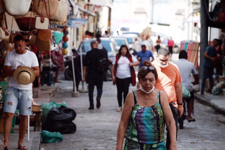 Primeiro dia de flexibilização do uso de máscaras em Pernambuco (Foto: Melissa Fernandes/Folha de Pernambuco)