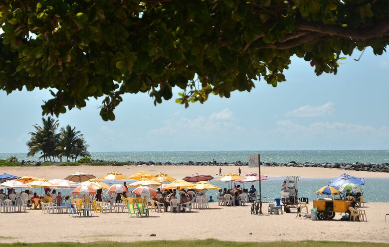Praia de Bairro Novo, em Olinda, na Sexta da Paixão - Foto: Arthur Mota/Folha de Pernambuco