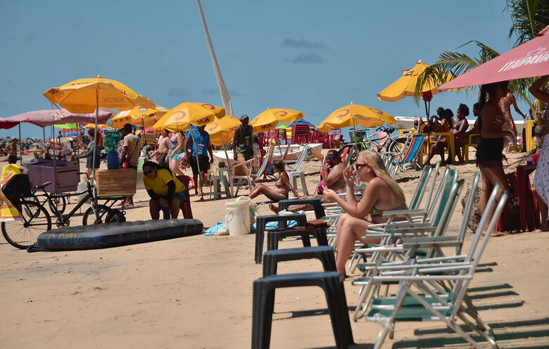 Praia de Bairro Novo, em Olinda, na Sexta da Paixão - Foto: Arthur Mota/Folha de Pernambuco