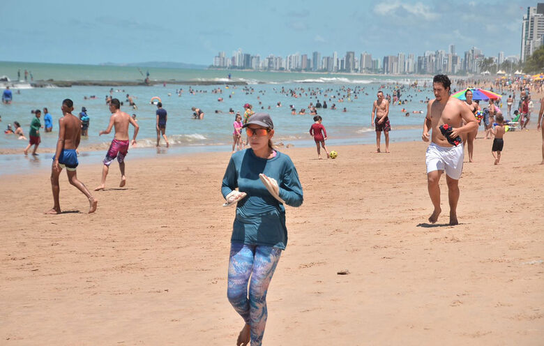 Praia de Boa Viagem nesta Sexta da Paixão - Foto: Arthur Mota/Folha de Pernambuco