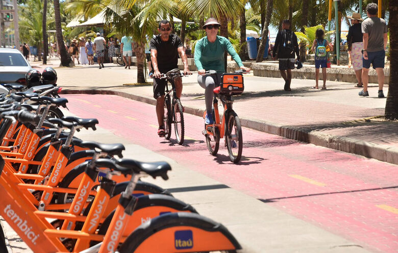 Orla da Praia de Boa Viagem nesta Sexta da Paixão - Foto: Arthur Mota/Folha de Pernambuco