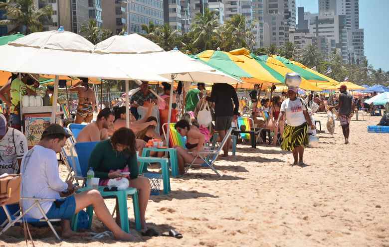 Praia de Boa Viagem nesta Sexta da Paixão - Foto: Arthur Mota/Folha de Pernambuco