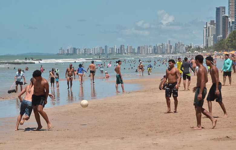 Praia de Boa Viagem nesta Sexta da Paixão - Foto: Arthur Mota/Folha de Pernambuco