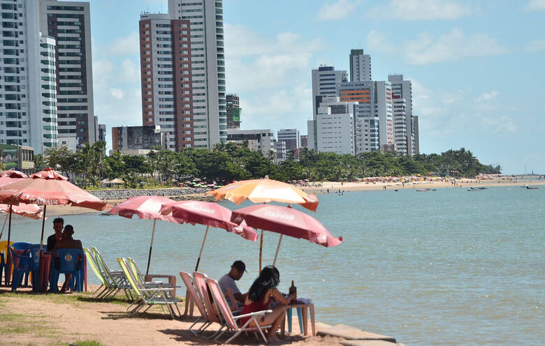 Praia de Bairro Novo, em Olinda, na Sexta da Paixão - Foto: Arthur Mota/Folha de Pernambuco