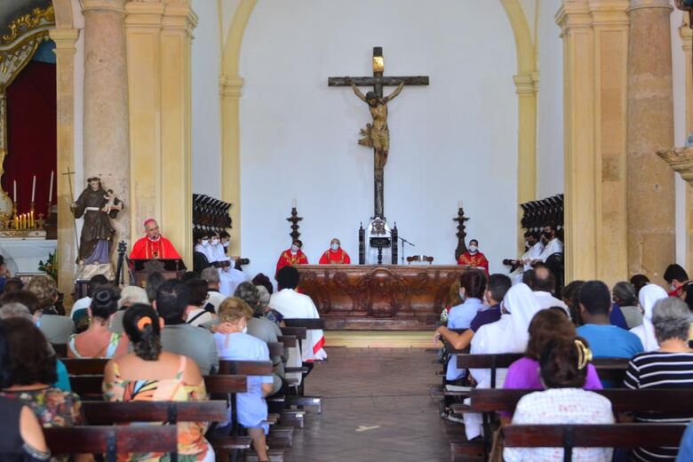 Ação litúrgica da Paixão do Senhor, realizada na igreja da Sé, em Olinda

Paullo Allmeida / Folha de Pernambuco