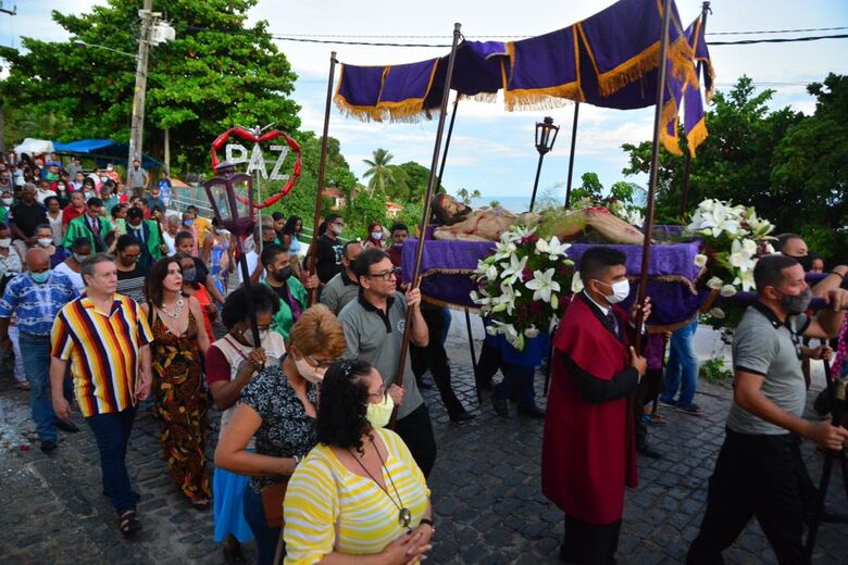 Ação litúrgica da Paixão do Senhor, realizada na igreja da Sé, em Olinda

Paullo Allmeida / Folha de Pernambuco