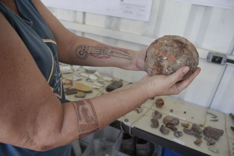 Canhão encontrado no Sítio Arqueológico do Pilar. Foto: Melissa Fernandes/Folha de Pernambuco
