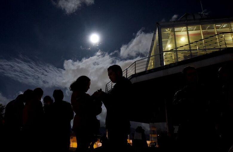 Eclipse lunar é observado no céu de Bogotá, na Colômbia (Foto: Daniel Muñoz/AFP)