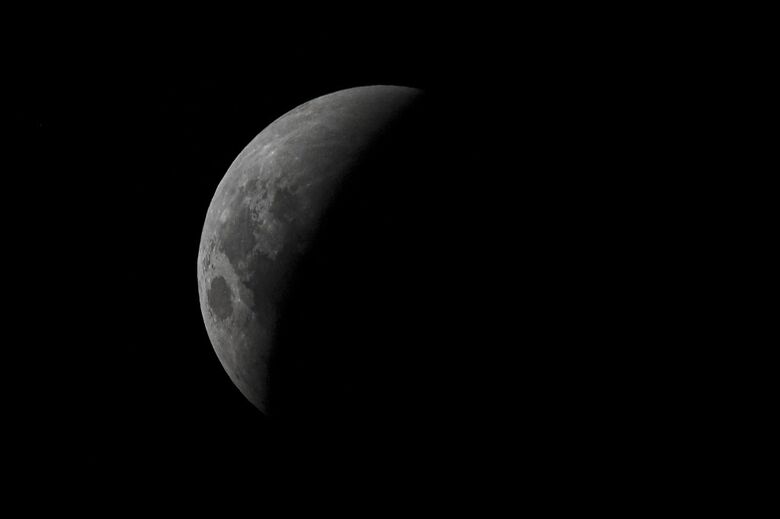 Lua em Buenos Aires, Argentina, durante eclipse (Foto: Luis Robayo/AFP)