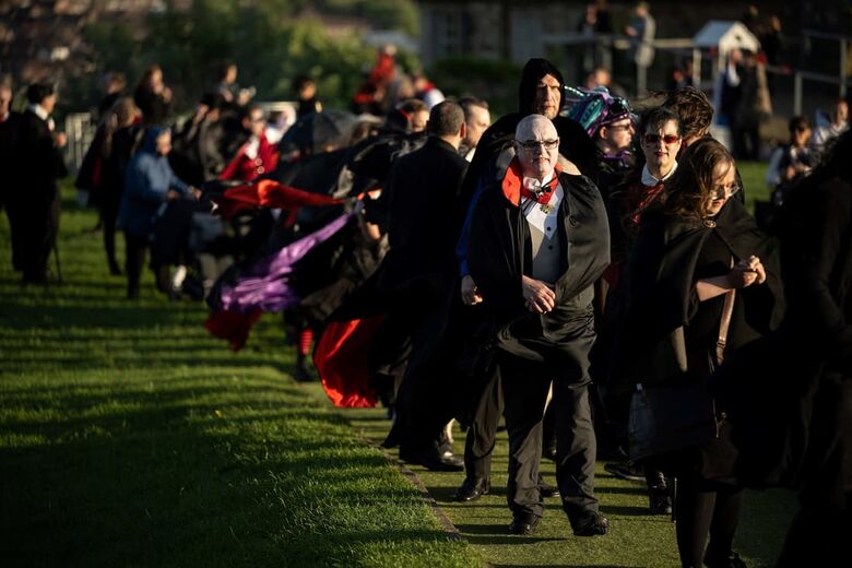 Fãs de Drácula batem recorde de pessoas fantasiadas de vampiros no Reino Unido // Oli Scarff/AFP