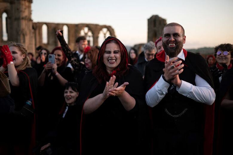 Fãs de Drácula batem recorde de pessoas fantasiadas de vampiros no Reino Unido // Oli Scarff/AFP