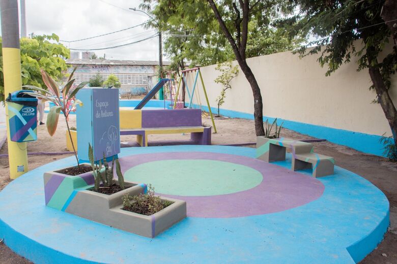 O projeto está sendo instalado em praças e ruas próximas a escolas municipais. Foto: Divulgação/PCR