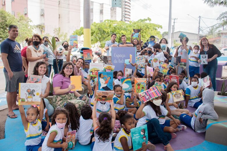 O projeto está sendo instalado em praças e ruas próximas a escolas municipais. Foto: Divulgação/PCR