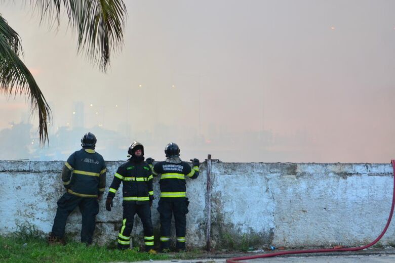 Incêndio atinge palafitas no Pina | Foto: Paullo Allmeida/Folha de Pernambuco 