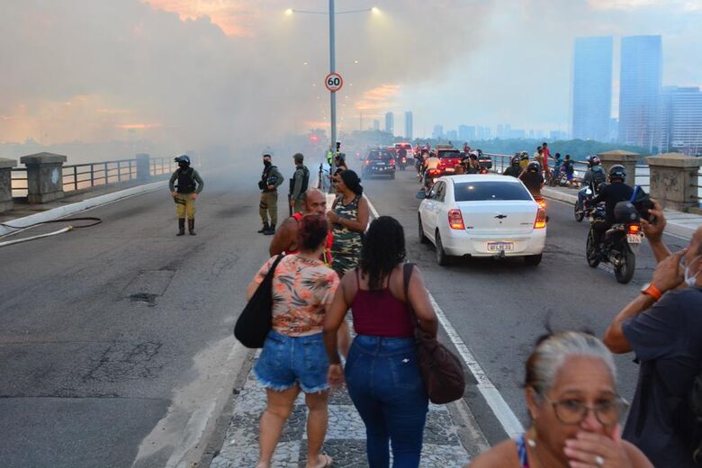 Incêndio atinge palafitas no Pina | Foto: Paullo Allmeida/Folha de Pernambuco 