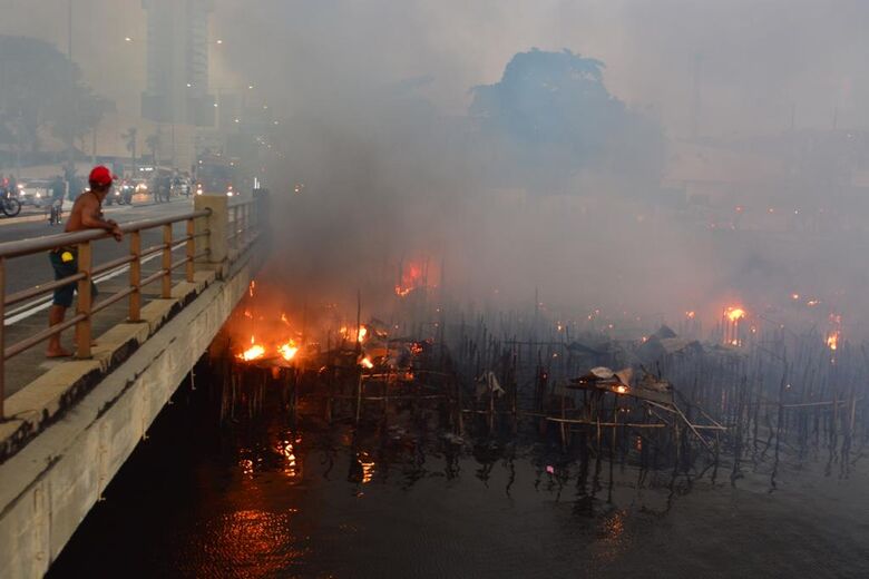 Incêndio atinge palafitas no Pina | Foto: Paullo Allmeida/Folha de Pernambuco 