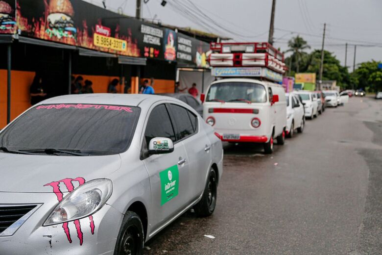 Protesto de motoristas de aplicativo contra aumento do preço do GNV (Foto: Alexandre Aroeira/Folha de Pernambuco)