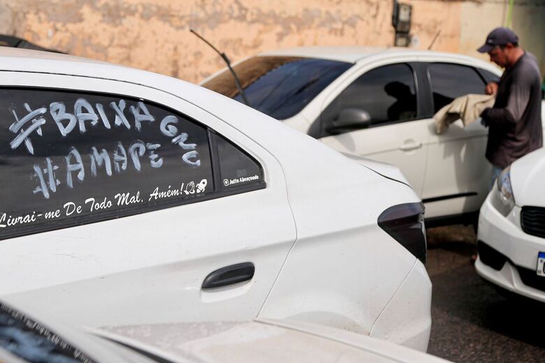 Protesto de motoristas de aplicativo contra aumento do preço do GNV (Foto: Alexandre Aroeira/Folha de Pernambuco)