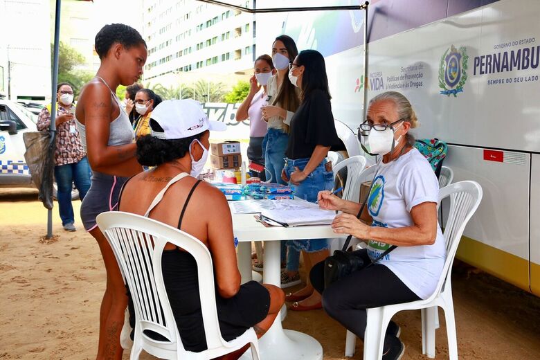 Prefeitura do Recife leva ação de assistência e saúde aos moradores da bacia do Pina - Foto: Marconi Meireles/Folha de Pernambuco
