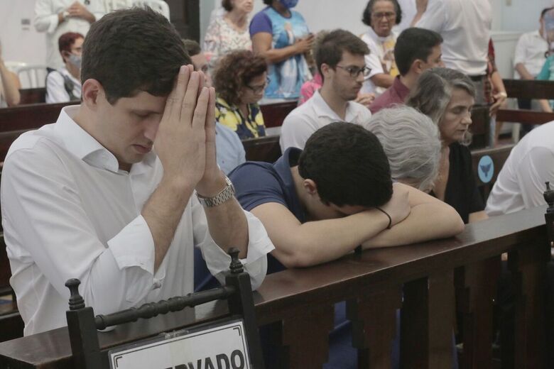 O prefeito do Recife, João Campos, e seu irmão José Campos durante celebração em homenagem ao dia de Nossa Senhora de Fátima - Foto: Marconi Meireles/Folha de Pernambuco