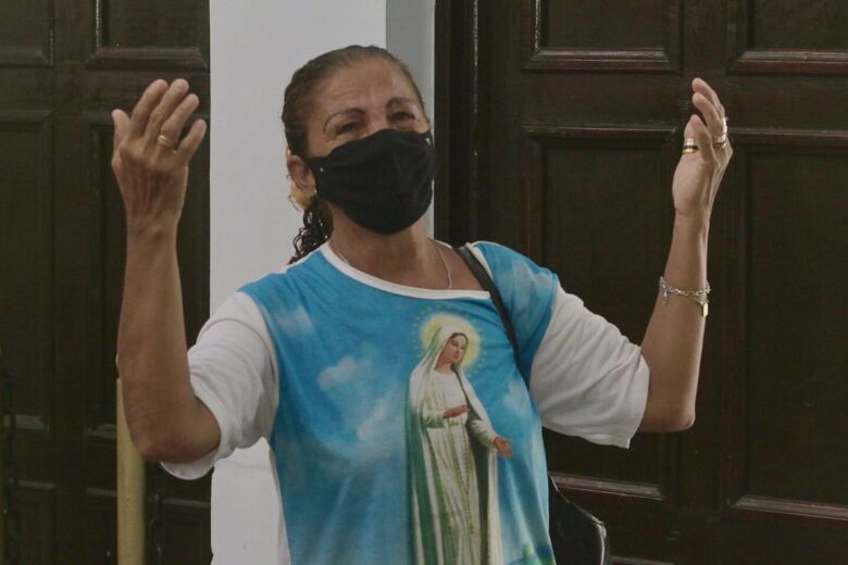 A dona de casa Deise Vieira da Silva, devota de Nossa Senhora de Fátima, durante celebração em homenagem ao dia da santa- Foto: Marconi Meireles/Folha de Pernambuco