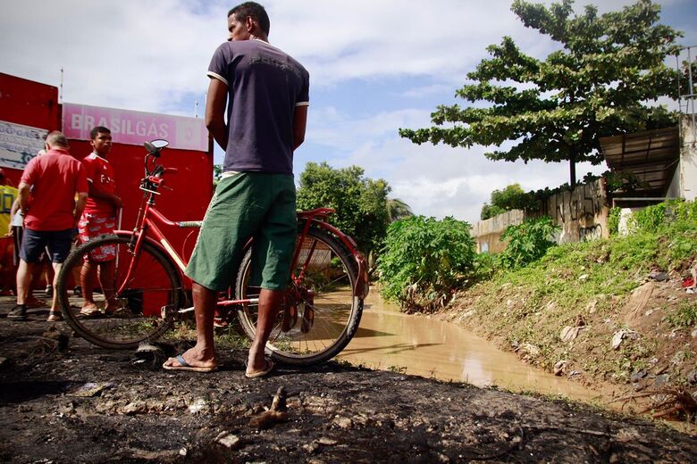 Bombeiros iniciam buscas em Olinda (Foto: Melissa Fernandes/Folha de Pernambuco)
