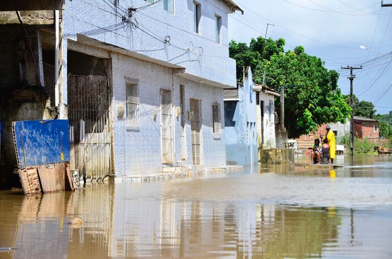 O homem desapareceu após tentar salvar um cavalo ilhado no Conjunto Muribeca, em Jaboatão dos Guararapes. Foto: Arthur Mota/Folha de Pernambuco