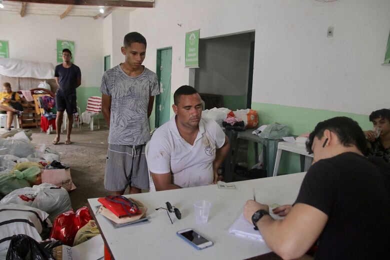 Ponto de arrecadação para vítimas das chuvas na Associação Asa Branca, no Ibura. Foto: Marconi Meireles/Folha de Pernambuco