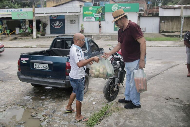 Ponto de arrecadação para vítimas das chuvas na Associação Asa Branca, no Ibura. Foto: Marconi Meireles/Folha de Pernambuco