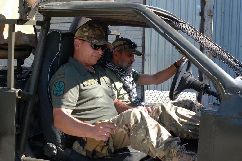 Soldado ucraniano testa carro modificado pronto para ser usado pelo exército. (Foto: Kateryna Klochko / AFP)