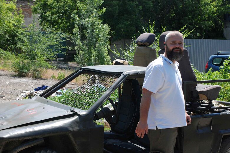 Volodymyr Tarkhov e seus amigos transformaram 30 veículos comuns em carros para o exército. (Foto: Kateryna Klochko / AFP)