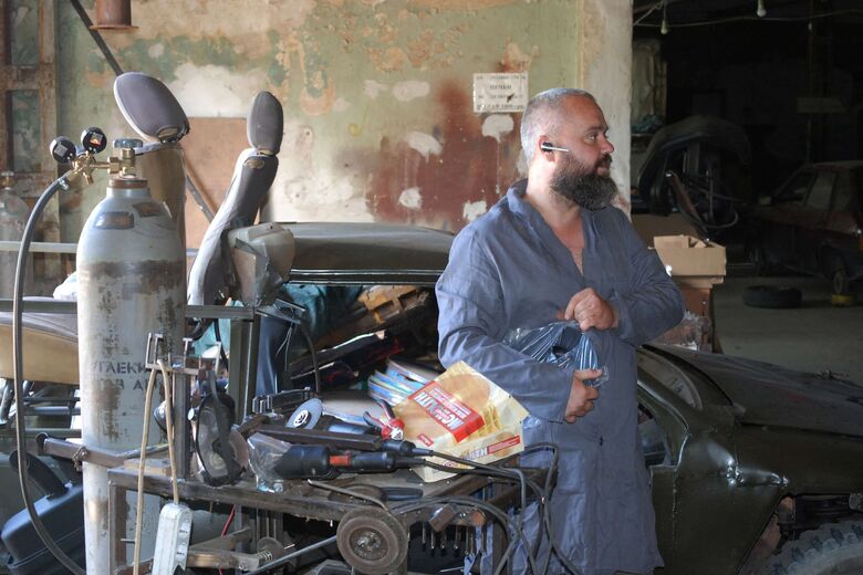 Volodymyr Tarkhov e seus amigos transformaram 30 veículos comuns em carros para o exército. (Foto: Kateryna Klochko / AFP)