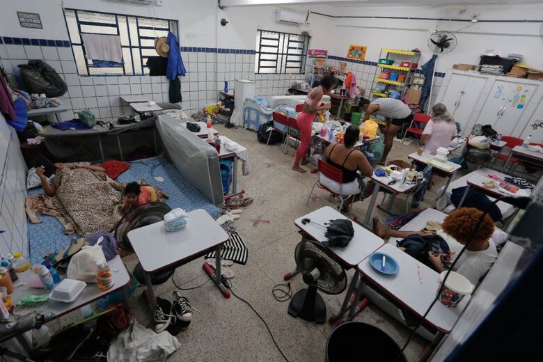 Escola Municipal Diná de Oliveira recebe cerca de 600 desabrigados. Foto: Alexandre Aroeira/ Folha de Pernambuco