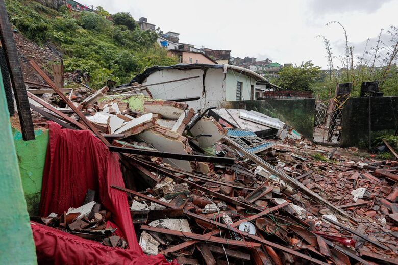 
Deslizamento de barreira na Zona Norte do Recife (Foto: Alexandre Aroeira/Folha de Pernambuco)