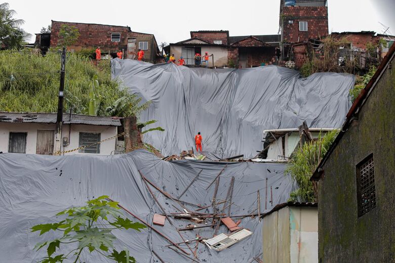 
Deslizamento de barreira na Zona Norte do Recife (Foto: Alexandre Aroeira/Folha de Pernambuco)
