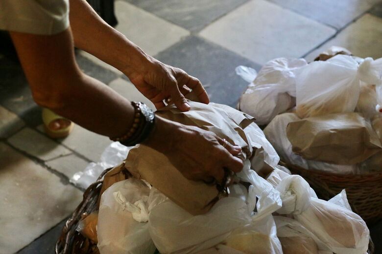 Durante o dia de Santo Antônio, as igrejas dedicadas ao santo tradicionalmente distribuem pães entre os fiéis - Foto: Marconi Meireles/Folha de Pernambuco