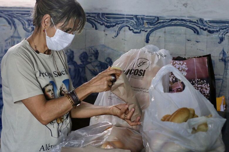 Durante o dia de Santo Antônio, as igrejas dedicadas ao santo tradicionalmente distribuem pães entre os fiéis - Foto: Marconi Meireles/Folha de Pernambuco