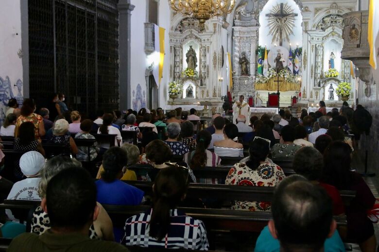 Missa em celebração ao dia de Santo Antônio - Foto: Marconi Meireles/Folha de Pernambuco
