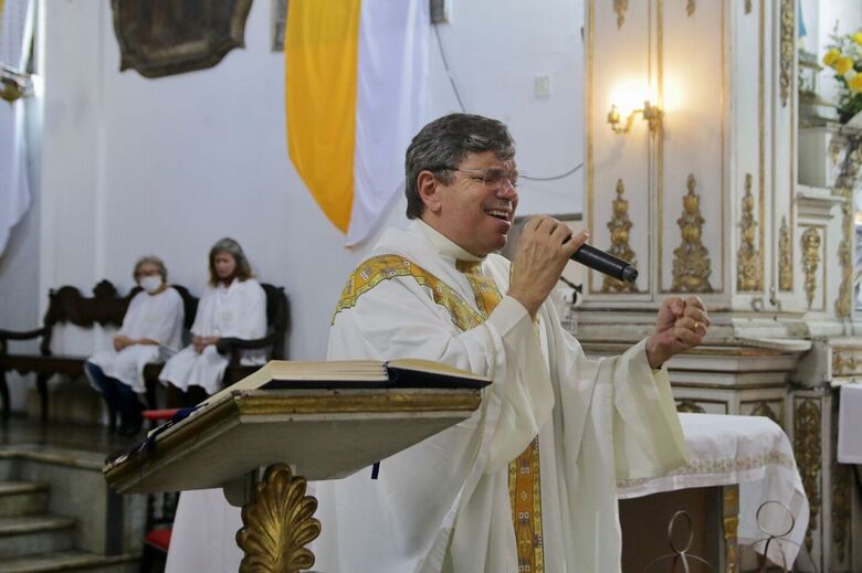 Frei Damião celebra missa em homenagem ao dia de Santo Antônio - Foto: Marconi Meireles/Folha de Pernambuco