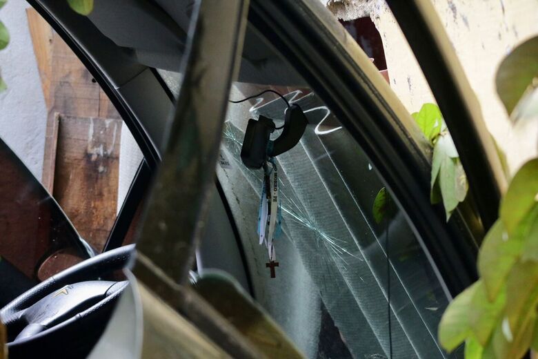 Motorista perde o controle do carro e veículo atinge casa no Morro da Conceição. Foto: Marconi Meireles/Folha de Pernambuco